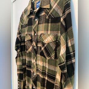 Wrangler Mens SZ M Green ,Tan,and Black plaid flannel Western shirt.Pearl snaps